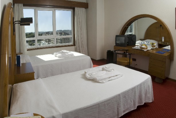Budget double with city view, private facilities (bath), and breakfast